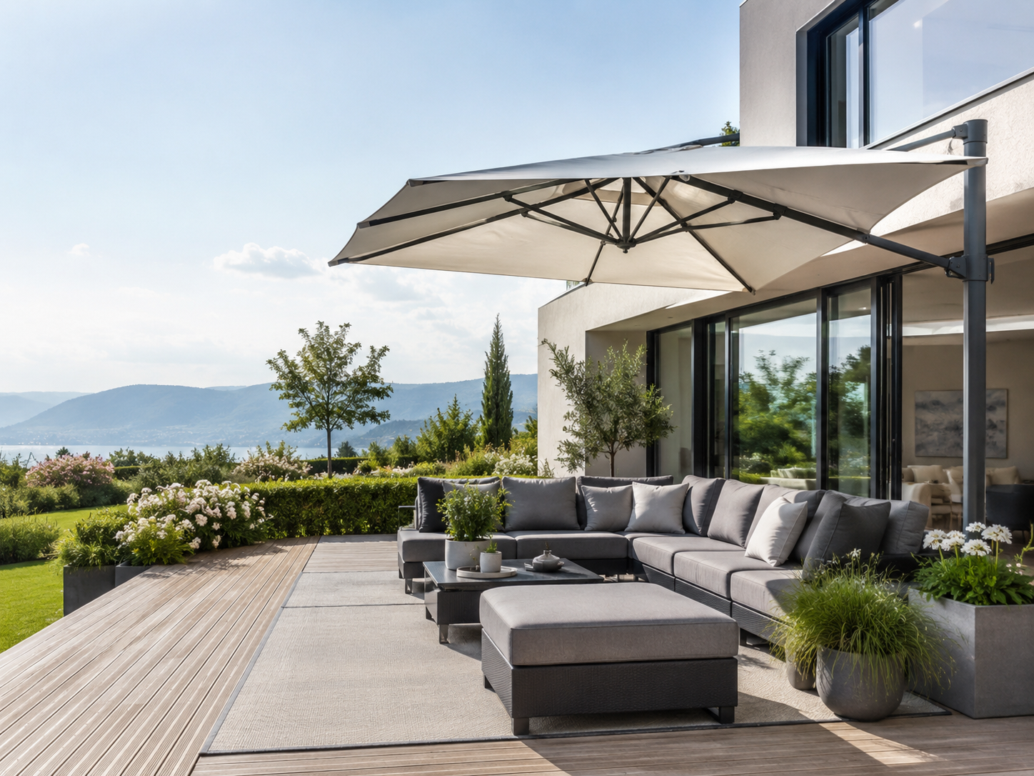 Moderne Terrasse mit Gartenlounge und Sonnenschutz